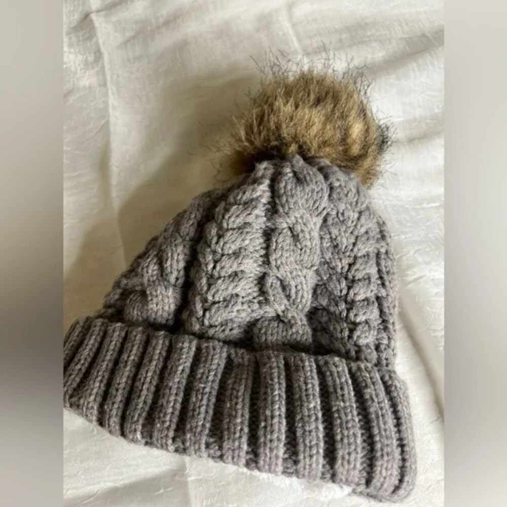 Timberland Women`s Cable Knit Cuff Pom Beanie  Fleece lined Color Gray